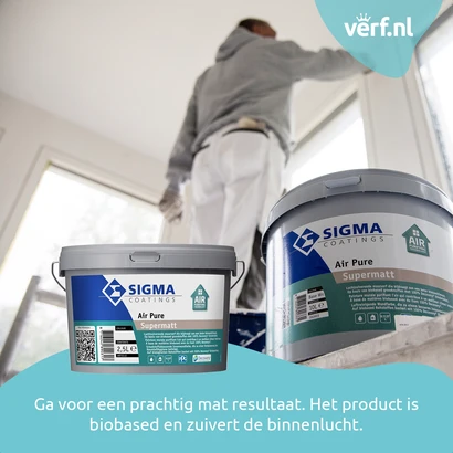 Schilder verft een plafond met Sigma Air Pure Supermatt, met twee emmers verf op de voorgrond. Tekst: Ga voor een prachtig mat resultaat. Het product is biobased en zuivert de binnenlucht.