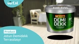Een emmer Jotun Demidekk Terrasslasyr voor een licht houten terras, met op de achtergrond een tuinset en planten. Linksboven staat het Verf.nl-logo, linksonder de productnaam in een blauwe balk.