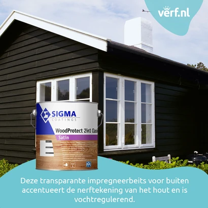 Zwart geschilderd houten huis met witte kozijnen onder een blauwe lucht. Op de voorgrond een blik Sigma WoodProtect 2in1 Classic Satin, een transparante beits die de houtnerf accentueert en vochtregulerend werkt voor buitengebruik.