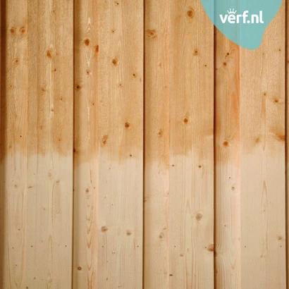 Houten gevel die deels behandeld is met Jotun Visir Oljegrunning Klar, waardoor het bovenste deel een warme, verzadigde uitstraling heeft en het onderste deel nog onbehandeld is.