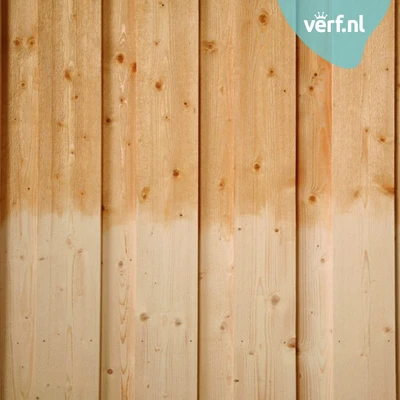 Houten gevel die deels behandeld is met Jotun Visir Oljegrunning Klar, waardoor het bovenste deel een warme, verzadigde uitstraling heeft en het onderste deel nog onbehandeld is.