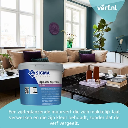 Stijlvolle woonkamer met donkerblauw geschilderde muren en een beige hoekbank. Op de voorgrond staat een emmer Sigma Sigmatex Superlatex Satin, een zijdeglanzende muurverf die kleurvast is en niet vergeelt.