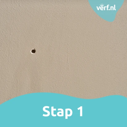 Stap 1: Klein boorgaatje zichtbaar in een vlakke, geschilderde muur.