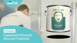 Een blik Copperant Minerale Muurverf Kalkmat met op de achtergrond een schilder aan het werk in een ruimte.
