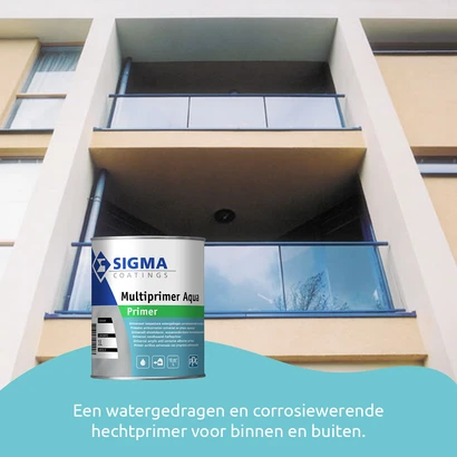 Woongebouw met moderne uitstraling, voorzien van lichte gevel en blauw metalen balkonleuningen met glas. Op de voorgrond staat een blik Sigma Multiprimer Aqua. Onderaan de afbeelding staat de tekst: "Een watergedragen en corrosiewerende hechtprimer voor b