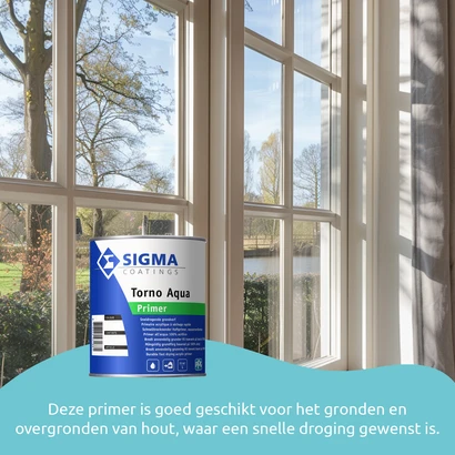 Witte houten raamkozijnen met uitzicht op een groene tuin, met op de voorgrond een blik Sigma Torno Aqua Primer – een sneldrogende grondverf voor hout.