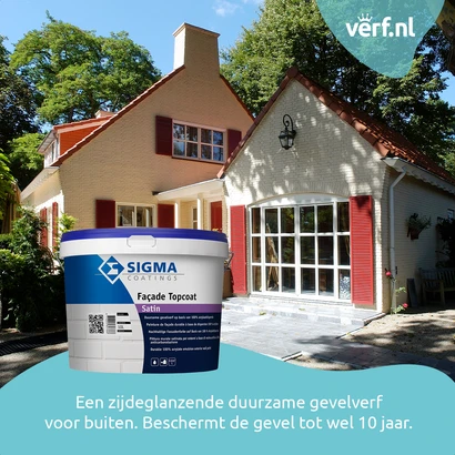 Vrijstaande woning met een lichte, crèmegeel geschilderde gevel en roodbruine luiken en dakpannen. De zon schijnt op de voorzijde van het huis, dat omringd is door bomen. Op de voorgrond een productafbeelding van Sigma Façade Topcoat Satin en een blauwe g