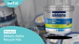 Een emmer Sikkens Alpha Recycle Mat met op de achtergrond andere verfemmers waaruit deze muurverf bestaat.
