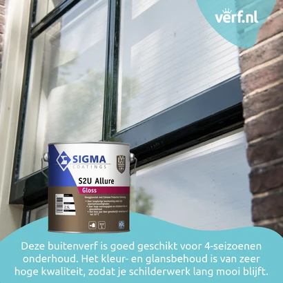 Donkergroen geschilderd houten raamkozijn aan de buitenkant van een woning, met een Sigma S2U Allure Gloss verfblik op de voorgrond. De verf zorgt voor langdurig kleur- en glansbehoud. Linksboven is het Verf.nl-logo zichtbaar.