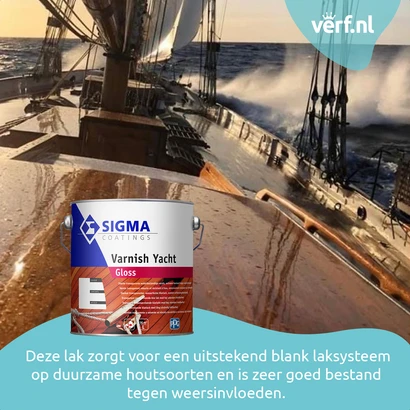 Houten dek van een zeiljacht op open zee met glanzende afwerking. Op de voorgrond een blik Sigma Varnish Yacht Gloss, een transparante lak die duurzame houtsoorten beschermt tegen zware weersinvloeden en zorgt voor een hoogglanzend blank laksysteem.
