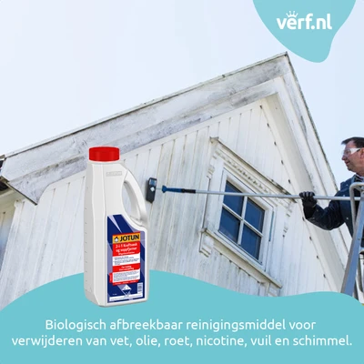Man reinigt een vervuilde witte houten gevel met een lange borstel vanaf een hoogwerker. Op de voorgrond staat een fles Jotun 2-in-1 Kraftvask reinigingsmiddel. Rechtsboven het Verf.nl-logo en onderaan de tekst: “Biologisch afbreekbaar reinigingsmiddel vo