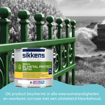 Een groen metalen hek staat aan de kust waar golven tegen de rotsen slaan. Op de voorgrond staat een blik Sikkens Redox BL Metal Protect Satin, een metaalverf die bescherming biedt tegen corrosie onder alle weersomstandigheden.