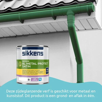 Sikkens Redox BL Metal Protect Satin aangebracht op een metalen regenpijp, zijdeglanzende lak die dient als grond- en aflak voor metaal en kunststof.