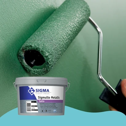 Close-up van een muur die wordt geschilderd met een groene metallic verf, aangebracht met een verfroller. Afgebeeld is Sigma Sigmulto Metallic Satin, een watergedragen muurverf met een zijdeglanzende metallic afwerking.