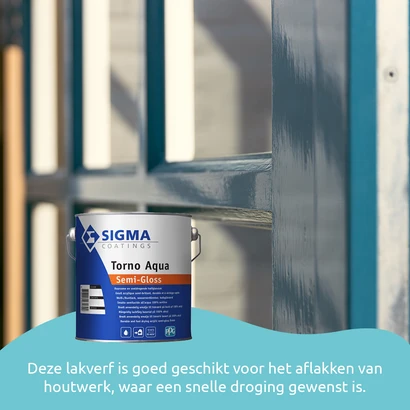 Glanzend geschilderd houten raamkozijn met op de voorgrond een blik Sigma Torno Aqua Semi-Gloss lakverf. Deze watergedragen lakverf is ideaal voor houtwerk dat snel moet drogen.