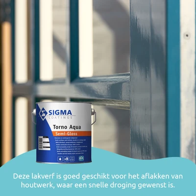 Glanzend geschilderd houten raamkozijn met op de voorgrond een blik Sigma Torno Aqua Semi-Gloss lakverf. Deze watergedragen lakverf is ideaal voor houtwerk dat snel moet drogen.