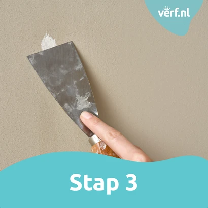 Stap 3: Vulmiddel wordt met een plamuurmes gladgestreken over het gevulde gaatje.