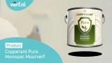 Een blik Copperant Pura Monopac Muurverf met op de achtergrond een schilder die een lichte kleur op de muur aanbrengt met deze muurverf.