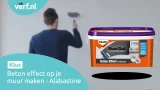 Een emmer Alabastine MuurGlad Beton Effect Antraciet met op de achtergrond een man die zijn muur glad maakt met dit product. Linksboven staat het Verf.nl-logo en linksonder de tekst: "Beton effect op je muur maken ‚Äì Alabastine."