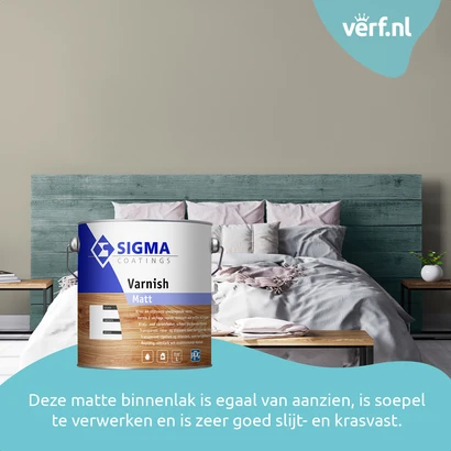 Moderne slaapkamer met een turquoise houten hoofdbord en een blik Sigma Varnish Matt op de voorgrond – een matte binnenlak met uitstekende kras- en slijtvastheid.