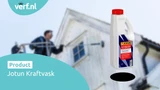 Fles Jotun Kraftvask met rode dop tegen de achtergrond van een man die een houten gevel reinigt met een borstel op een telescoopsteel. Linksboven staat het Verf.nl-logo en linksonder de productnaam in een blauwe balk.