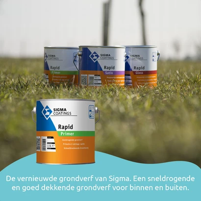 Aanbrengen van rode verf met een kwast op een metalen oppervlak, met op de voorgrond een blik Sigma Amarol Primer – een goed vullende grondverf geschikt voor buitengebruik op hout of metaal met een multiprimer.