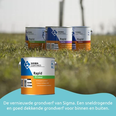 Aanbrengen van rode verf met een kwast op een metalen oppervlak, met op de voorgrond een blik Sigma Amarol Primer – een goed vullende grondverf geschikt voor buitengebruik op hout of metaal met een multiprimer.