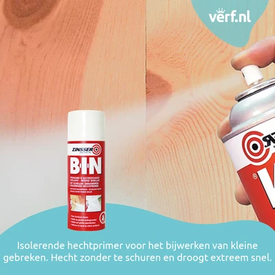 Zinsser B-I-N sprayprimer wordt aangebracht op een houten ondergrond voor snelle hechting en isolatie zonder te schuren, ideaal voor het bijwerken van kleine oppervlakken.
