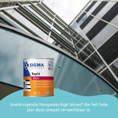 Moderne gevel van een kantoorpand met glanzend gelakte metalen panelen en grote raampartijen. Op de voorgrond staat een blik Sigma Coatings Rapid Gloss lakverf op een blauwe golvende ondergrond. De tekst vermeldt: "Sneldrogende hoogwaardige lakverf die he