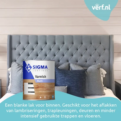 Sfeervolle slaapkamer met houten wandpanelen achter een gestoffeerd hoofdbord, met op de voorgrond een blik Sigma Varnish Matt – een blanke lak voor binnengebruik.