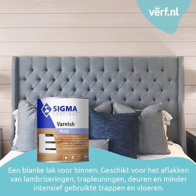 Sfeervolle slaapkamer met houten wandpanelen achter een gestoffeerd hoofdbord, met op de voorgrond een blik Sigma Varnish Matt – een blanke lak voor binnengebruik.