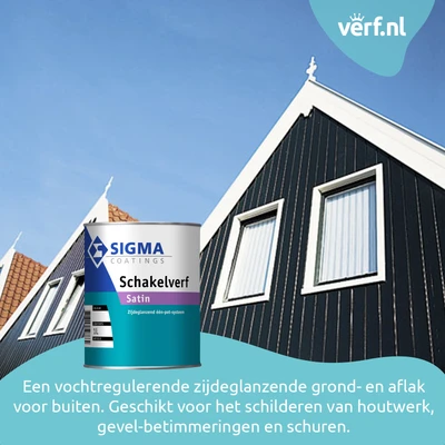 Zwart geschilderde houten gevels van huizen met witte kozijnen en boeidelen, onder een blauwe hemel. Op de voorgrond een blik Sigma Schakelverf Satin, met een tekst die de verf omschrijft als een vochtregulerende zijdeglans grond- en aflak voor buitengebr