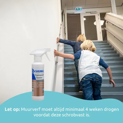 Kinderen lopen trap op en houden muur vast, met Sigma Cleaner in beeld.
