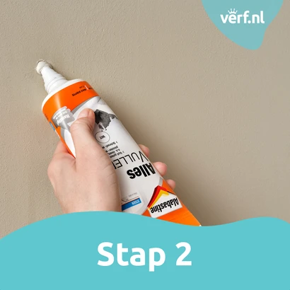 Stap 2: Iemand brengt Alabastine Allesvuller aan met een tuitfles direct in het gat.