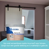 Slaapkamer met een mat lila geschilderde muur en een schuifdeur die toegang geeft tot een moderne badkamer. Op de voorgrond staat een emmer Sigma Sigmacryl DGL Matt muurverf. De tekst beschrijft het product als een snel verwerkbare matte muurverf voor bin