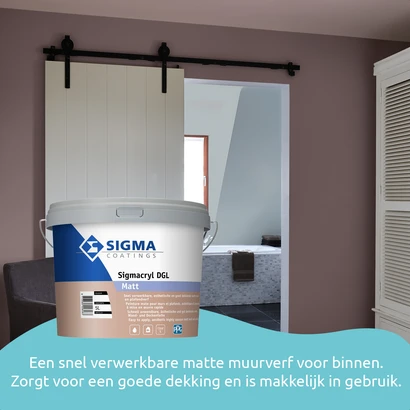 Slaapkamer met een mat lila geschilderde muur en een schuifdeur die toegang geeft tot een moderne badkamer. Op de voorgrond staat een emmer Sigma Sigmacryl DGL Matt muurverf. De tekst beschrijft het product als een snel verwerkbare matte muurverf voor bin