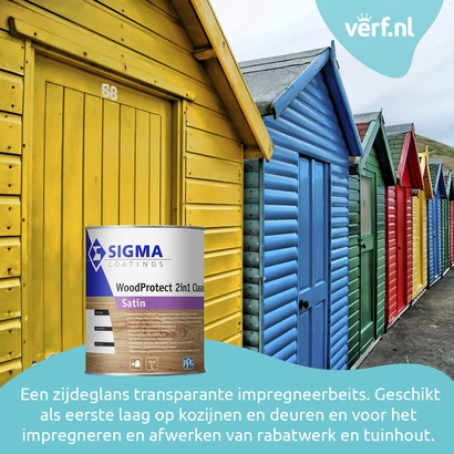 Rij felgekleurde houten strandhuisjes met op de voorgrond een blik Sigma WoodProtect 2in1 Classic Satin, een zijdeglans transparante beits voor het impregneren en afwerken van kozijnen, deuren, rabatwerk en tuinhout.