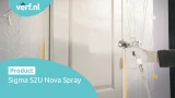Een deur wordt strak gespoten met de Sigma S2U Nova Spray. Hand met spuitpistool in actie.