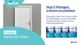Witte deur tegen grijze muur met instructies voor stap 2 van schilderen: reinigen, schuren en afplakken, naast een rij Sigma S2U Nova producten.
