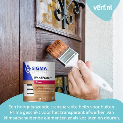Hand brengt transparante beits aan op houten buitendeur met Sigma WoodProtect Gloss, inclusief blik verf op de voorgrond.
