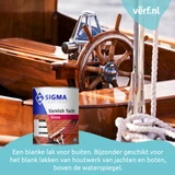 Houten stuurwiel en dek van een klassieke houten boot, glanzend gelakt met Sigma Varnish Yacht Gloss – een blanke lak voor buiten, ideaal voor houtwerk boven de waterspiegel van jachten en boten.