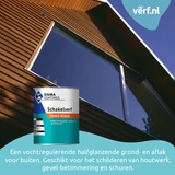 Moderne houten gevel met een groot raam en zonlichtreflectie. Op de voorgrond staat een blik Sigma Schakelverf Semi-Gloss. De tekst beschrijft het product als een vochtregulerende, halfglanzende grond- en aflakverf voor buiten, geschikt voor houtwerk, gev