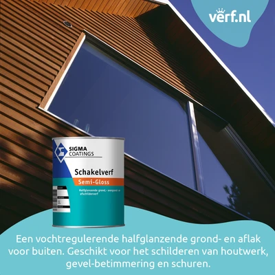 Moderne houten gevel met een groot raam en zonlichtreflectie. Op de voorgrond staat een blik Sigma Schakelverf Semi-Gloss. De tekst beschrijft het product als een vochtregulerende, halfglanzende grond- en aflakverf voor buiten, geschikt voor houtwerk, gev