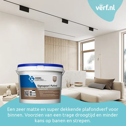 Woonkamer met wit plafond en Sigma Sigmapearl Plafond Supermatt emmer op de voorgrond.