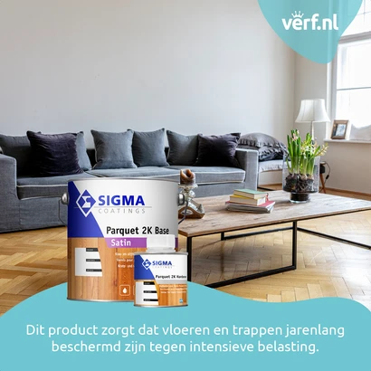 Modern ingerichte woonkamer met visgraat houten vloer, een grijze bank, lage houten salontafel en decoratie. Op de voorgrond staan twee blikken Sigma Coatings Parquet 2K (Base en Hardener). Onder in beeld staat de tekst: "Dit product zorgt dat vloeren en