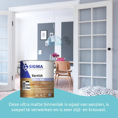 Woonruimte met open dubbele deuren, lichte houten vloer en moderne inrichting, op de voorgrond een blik Sigma Varnish Ultra Matt – een ultra matte binnenlak die egaal, soepel verwerkbaar en krasvast is.