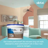 Slaapkamer met gekleurde muren en wit plafond, met een Sigma Sigmapearl Plafond Supermatt emmer op de voorgrond.