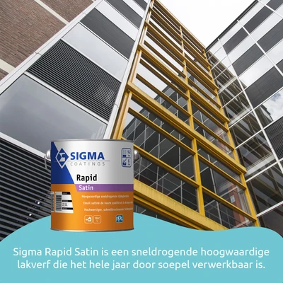 Een modern kantoorgebouw met opvallende gele kozijnen en veel glas. Op de voorgrond staat een blik Sigma Rapid Satin lakverf met productinformatie duidelijk zichtbaar. Onderin beeld staat de tekst: “Sigma Rapid Satin is een sneldrogende hoogwaardige lakve