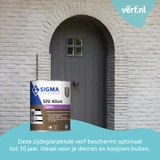 Donkergrijze houten voordeur met rond boogkozijn in een lichte bakstenen gevel, met op de voorgrond een blik Sigma S2U Allure Satin van 1 liter. De zijdeglanzende verf is ideaal voor buitendeuren en kozijnen.
