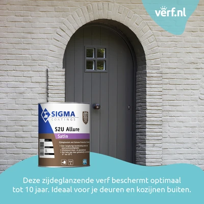 Donkergrijze houten voordeur met rond boogkozijn in een lichte bakstenen gevel, met op de voorgrond een blik Sigma S2U Allure Satin van 1 liter. De zijdeglanzende verf is ideaal voor buitendeuren en kozijnen.